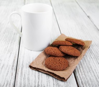 yulaf ezmeli kurabiye ve süt fincan