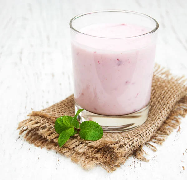 Erdbeermilchjoghurt — Stockfoto