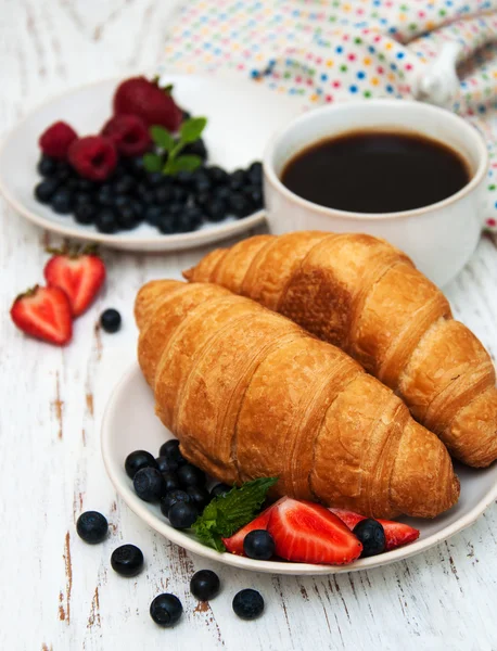 เบอร์รี่สด กาแฟและครัวซองต์ — ภาพถ่ายสต็อก