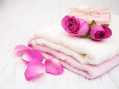 Banyo Havlu ve sabun ile pembe güller