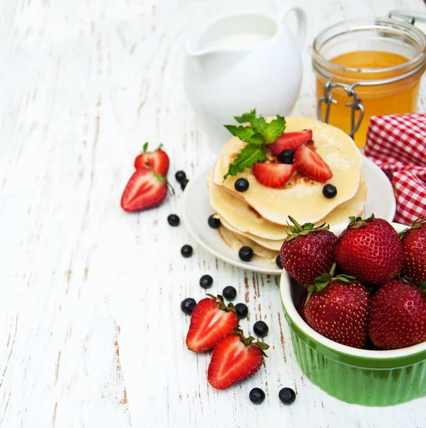 Pfannkuchen und frische Beeren — Stockfoto