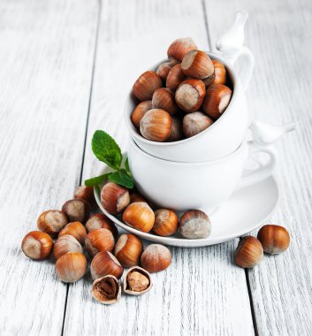 Su bardağı fındık ile