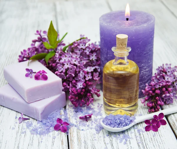 Spa setting with lilac flowers — Stock Photo, Image