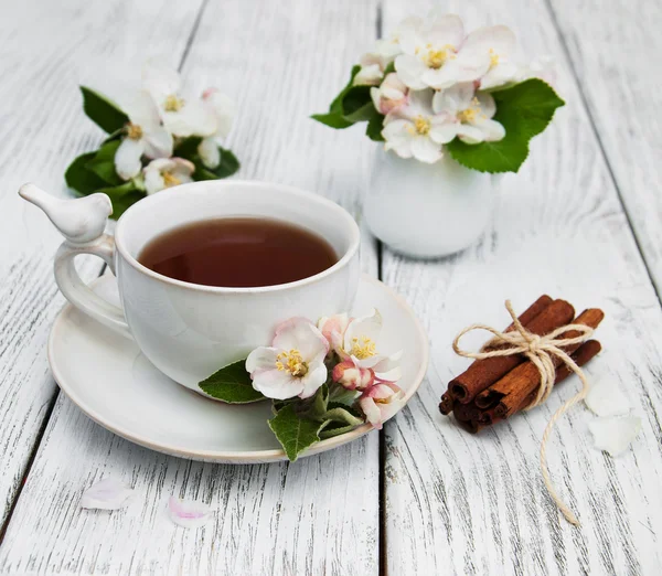 Tazza di tè con fiori di mela — Foto Stock