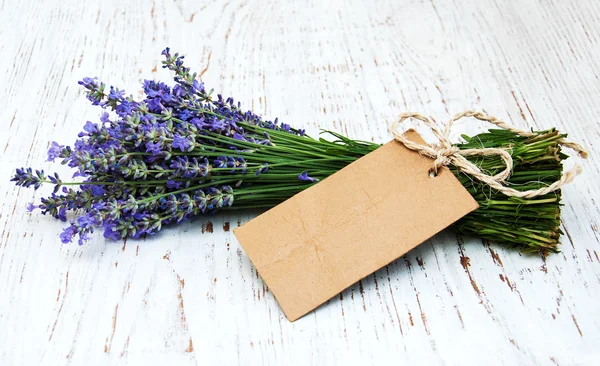 Lavanta çiçekleri etiketi ile