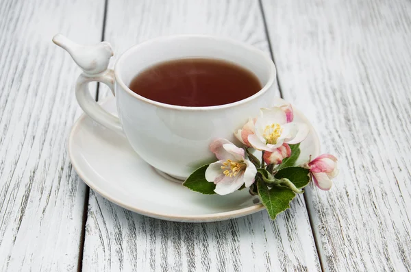 Taza de té con flores de manzana — Foto de Stock