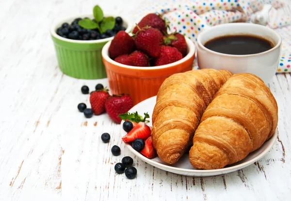 Berry segar, kopi dan croissant — Stok Foto