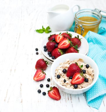 çilek ile müsli