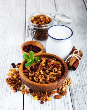 Süt ile ev yapımı granola