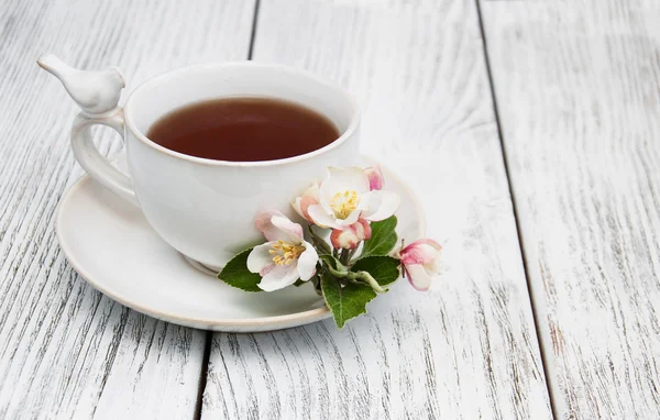 Tazza di tè con fiori di mela — Foto Stock