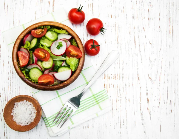 Voorjaar salade met tomaat, komkommer en radijs — Stockfoto