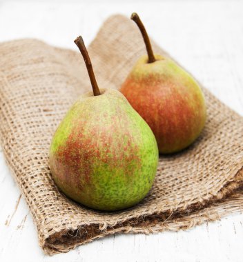 Bir tablo üzerinde taze armut