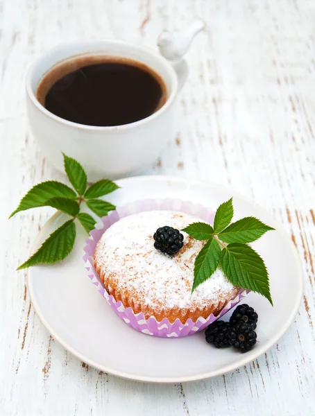 Muffins com amoras frescas — Fotografia de Stock
