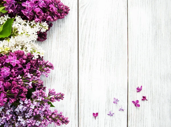 Flores de cor lilás em uma mesa — Fotografia de Stock