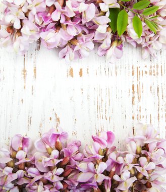 Bir masaya akasya çiçek