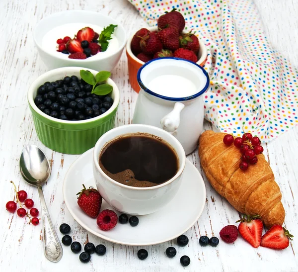 Bayas frescas, café y croissant — Foto de Stock