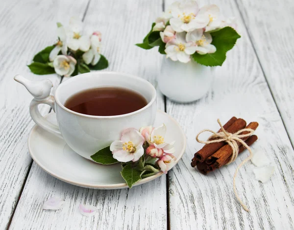 Tazza di tè con fiori di mela — Foto Stock