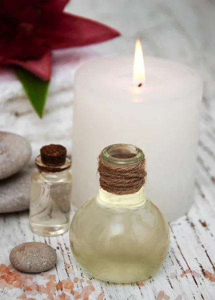 Productos de spa con flor de lirio — Foto de Stock