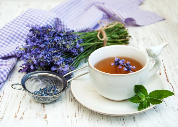 Taza de té y flores de lavanda — Foto de Stock