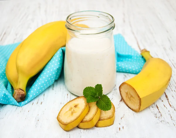 Bananer med yoghurt — Stockfoto