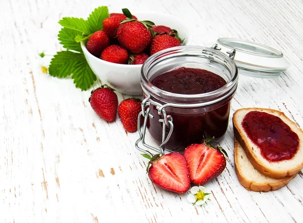 Mermelada de fresa y fresas frescas — Foto de Stock