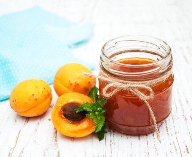 Bir masaya kayısı reçel