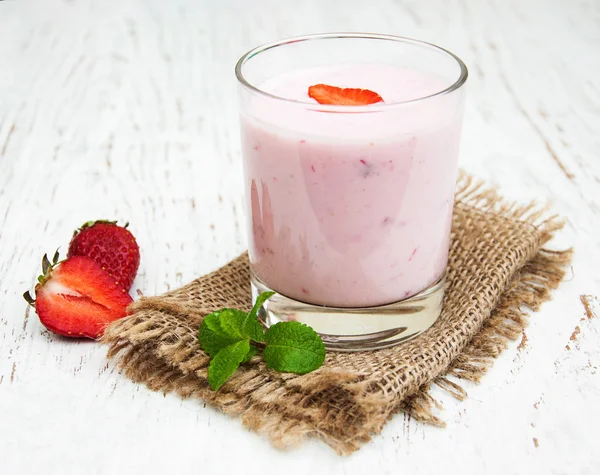 Yogur de fresa con fresas frescas —  Fotos de Stock