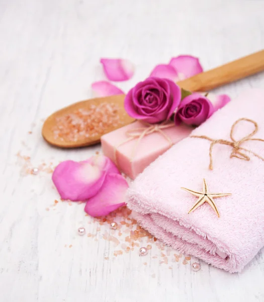 Badhanddoeken, zout en zeep — Stockfoto