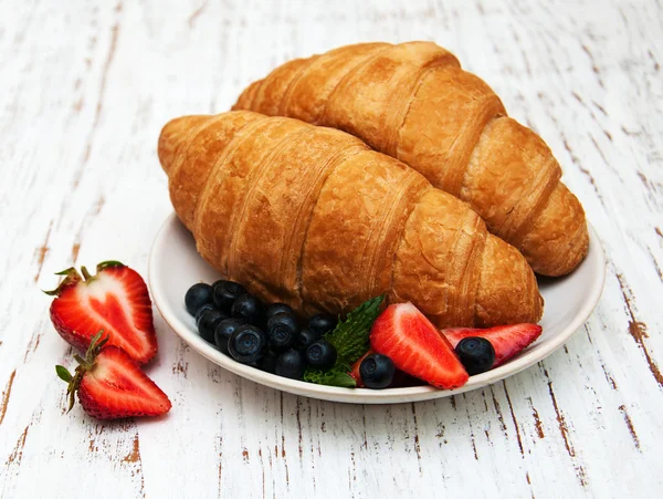 Färska bär och croissant — Stockfoto