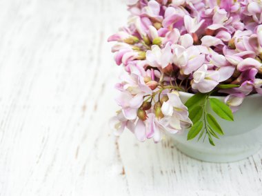 akasya çiçekleri ile kase