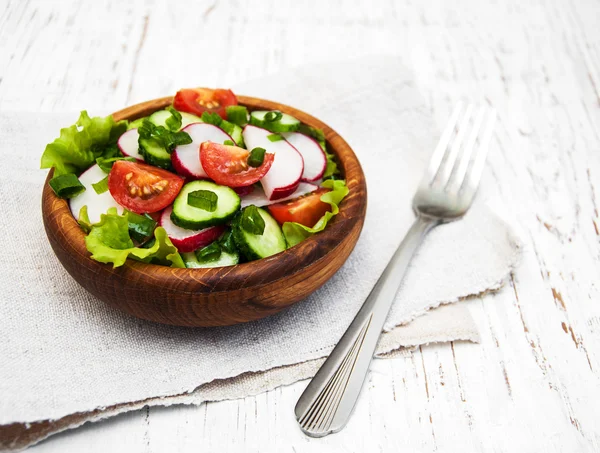 Spring salad with tomato, cucumbers and radish — Stock Photo, Image