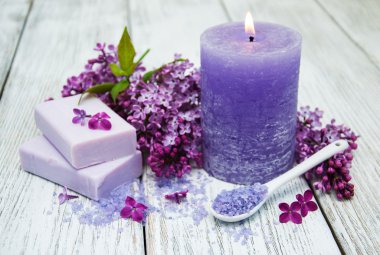 Eflatun çiçekler ile Spa ayarı