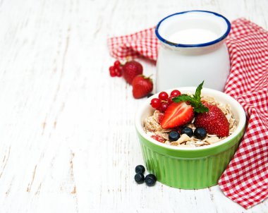 çilek ile müsli