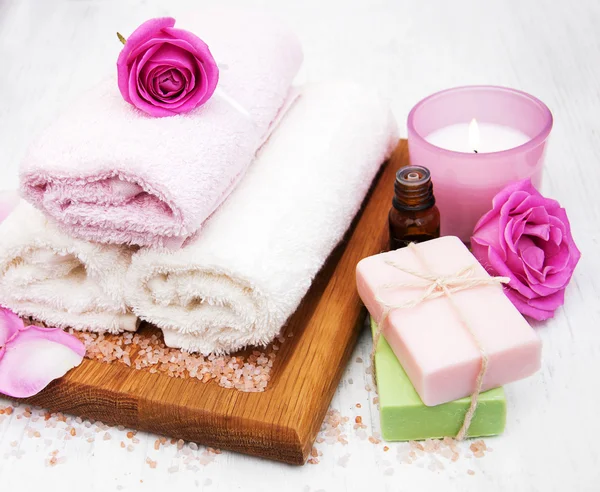 Serviettes de bain avec roses roses — Photo