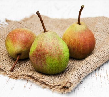 Bir tablo üzerinde taze armut