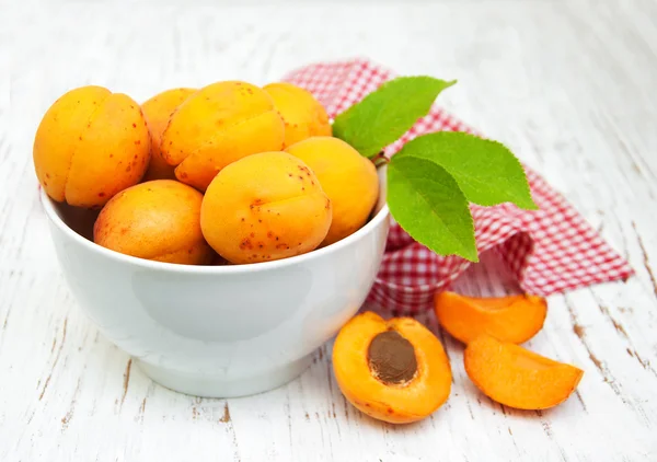 Bowl with apricots — Stock Photo, Image