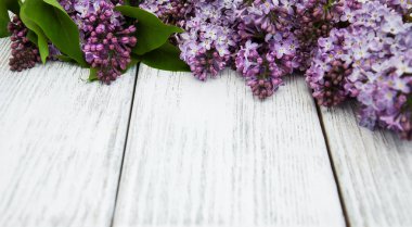 Bir masaya Lila çiçek