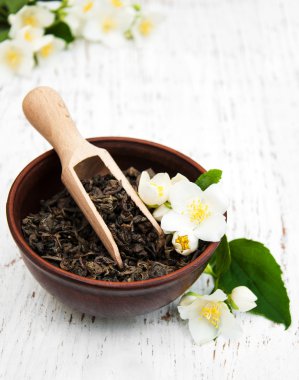 Yasemin çiçekleri ile yeşil çay Makinası