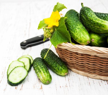 Sepet içinde taze salatalık