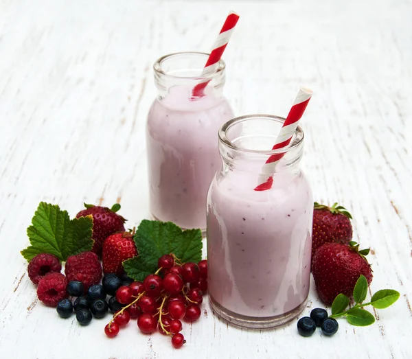 Yogur con bayas frescas —  Fotos de Stock