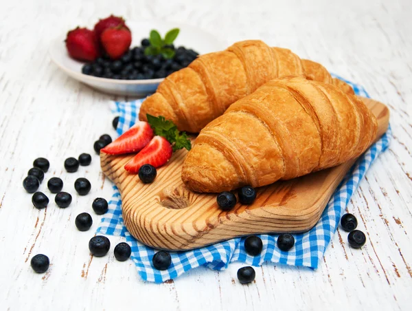 Färska bär och croissant — Stockfoto