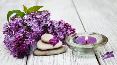 Eflatun çiçekler ile Spa ayarı