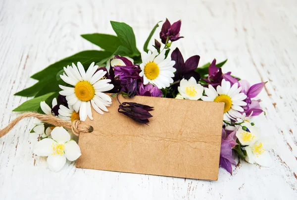 Wilde bloemen met vintage tag — Stockfoto