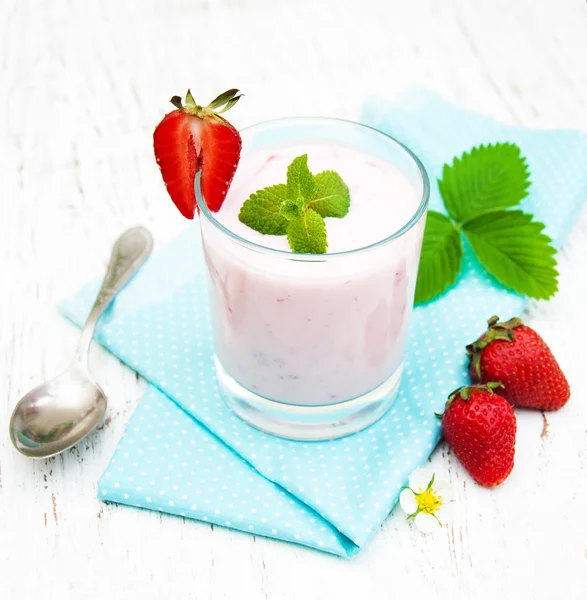 Yogur de fresa con fresas frescas —  Fotos de Stock