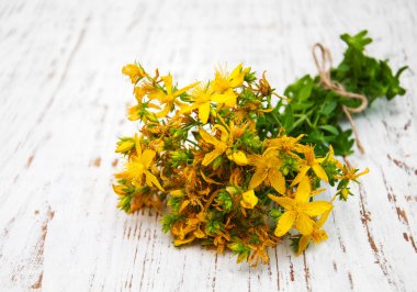 Masaya tutsan çiçek