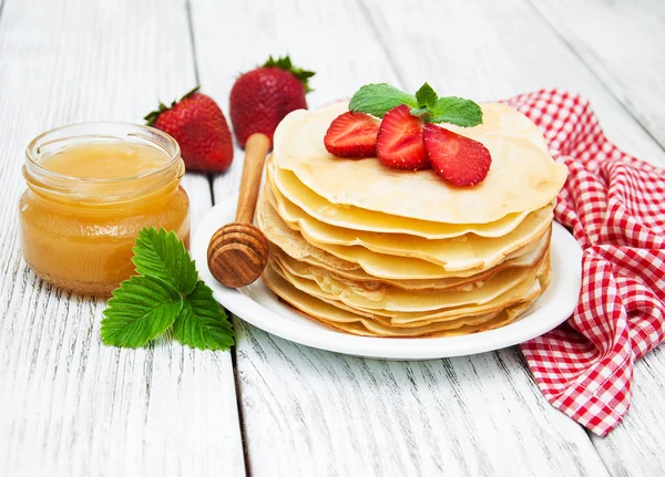 Pfannkuchen mit Erdbeeren — Stockfoto