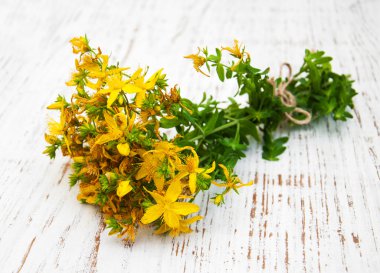 Masaya tutsan çiçek