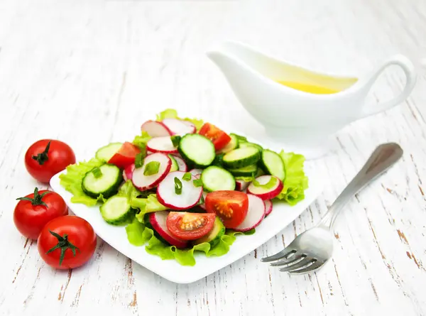 Spring salad with tomato, cucumbers and radish — Stock Photo, Image