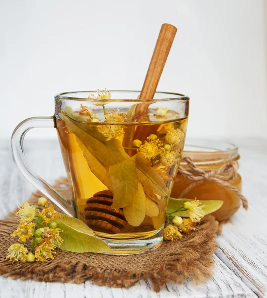Чашка травяного чая с липовыми цветами — стоковое фото