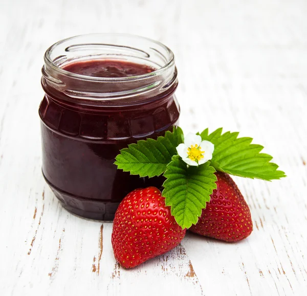 Aardbeienjam en verse aardbeien — Stockfoto